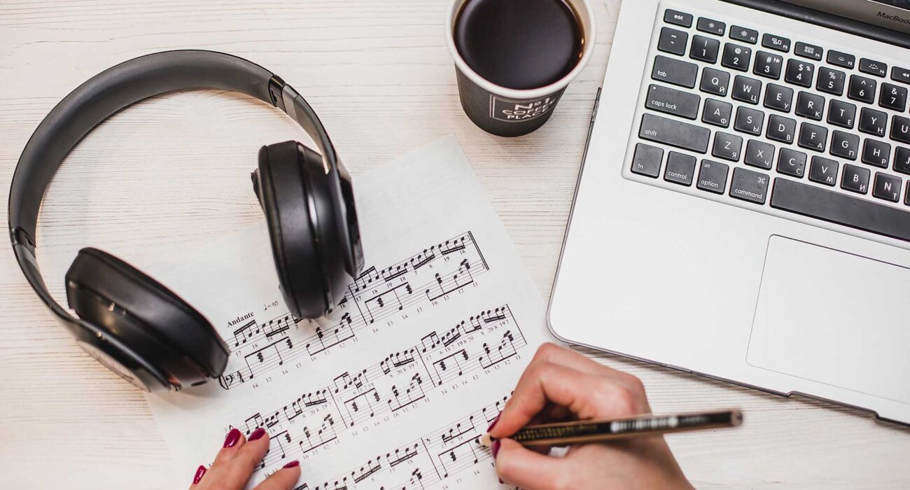 Clothes brighten you to the extent you deserve.